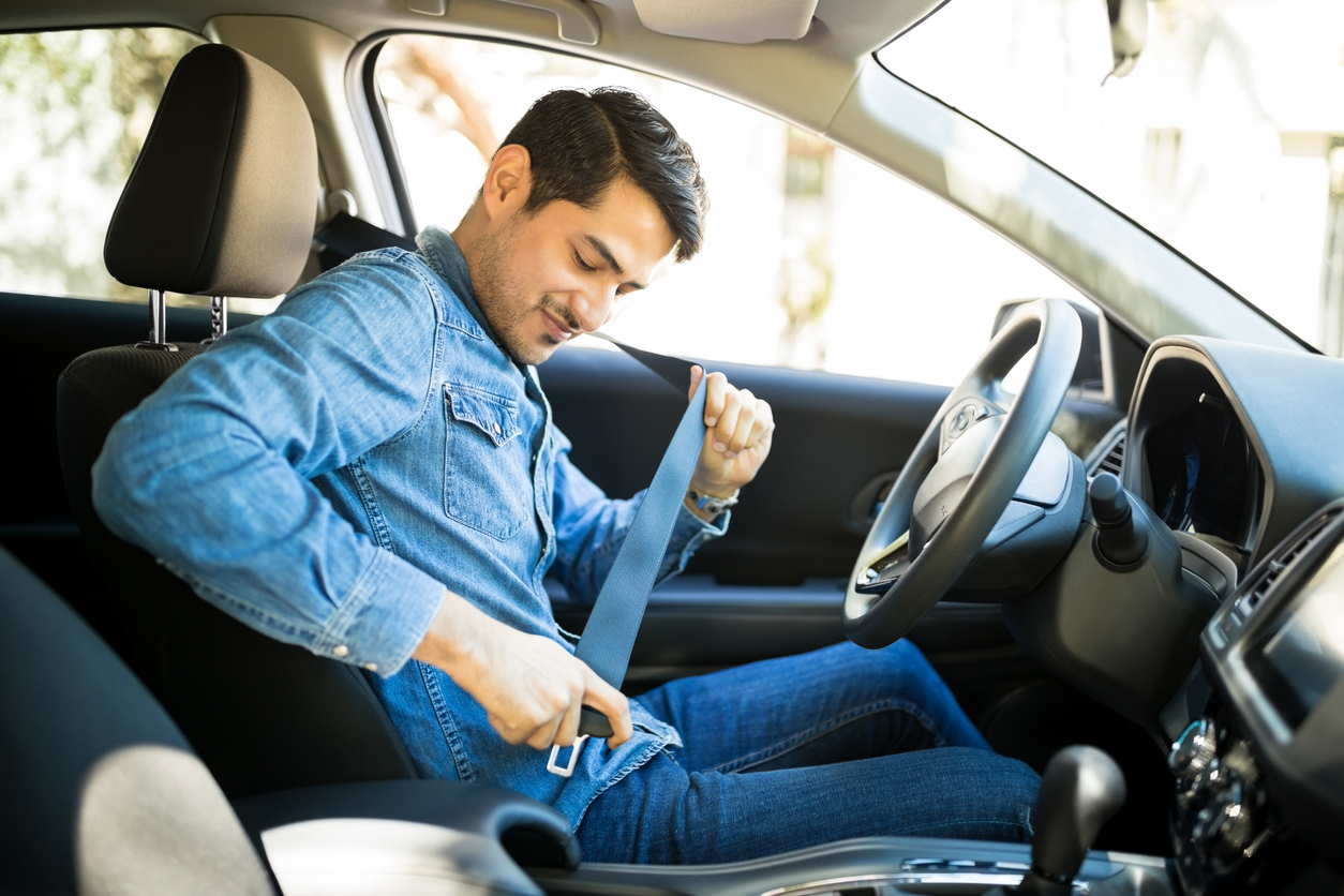 Man fastening seat belt